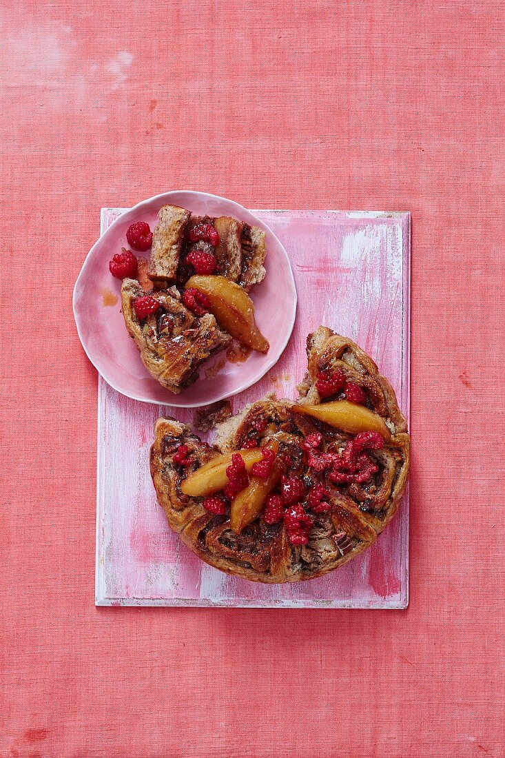 Schneckenkuchen mit karamelisierten Birnen und Himbeeren