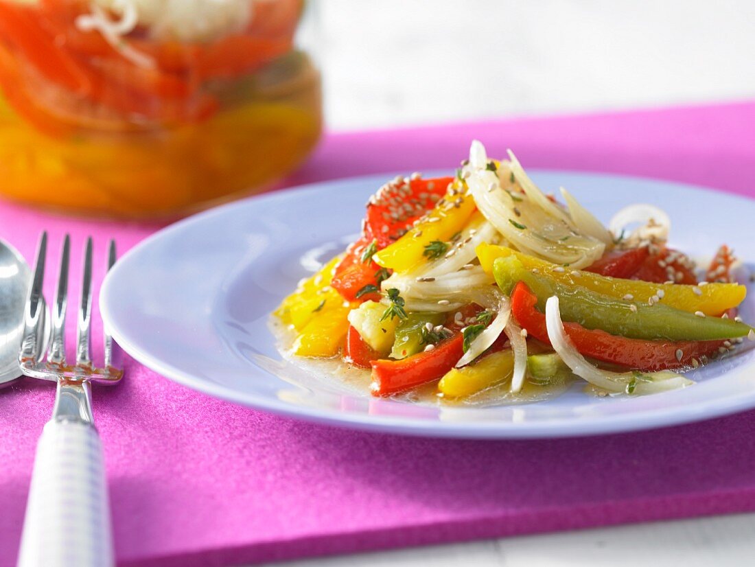 Bunte eingelegte Paprika mit Zwiebeln