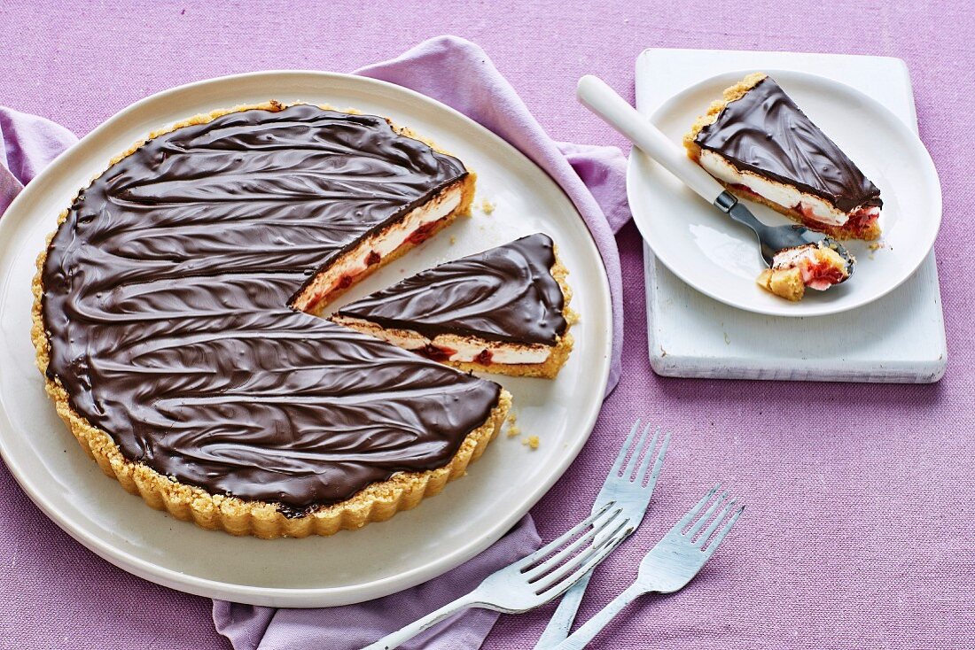 Wagenrad-Tarte mit Marshmallows, Himbeeren und Schokoladenglasur