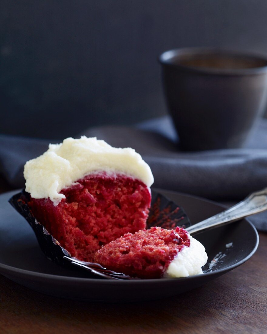 Ein Rote-Bete-Cupcake mit Cremehaube