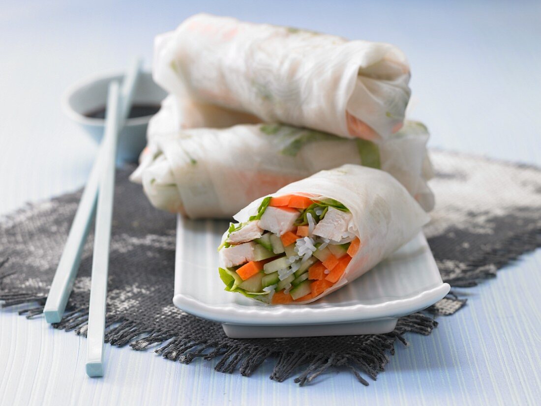Oriental wraps filled with vegetables and chicken
