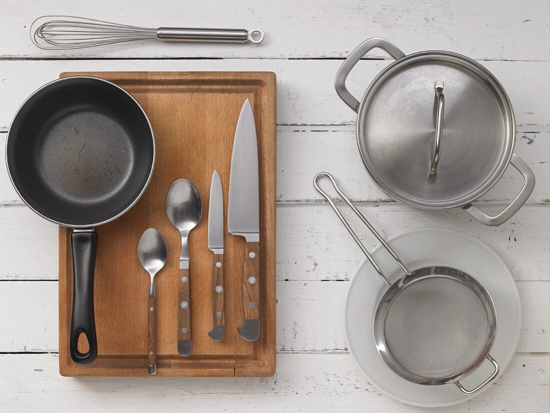 Kitchen utensils for making salad