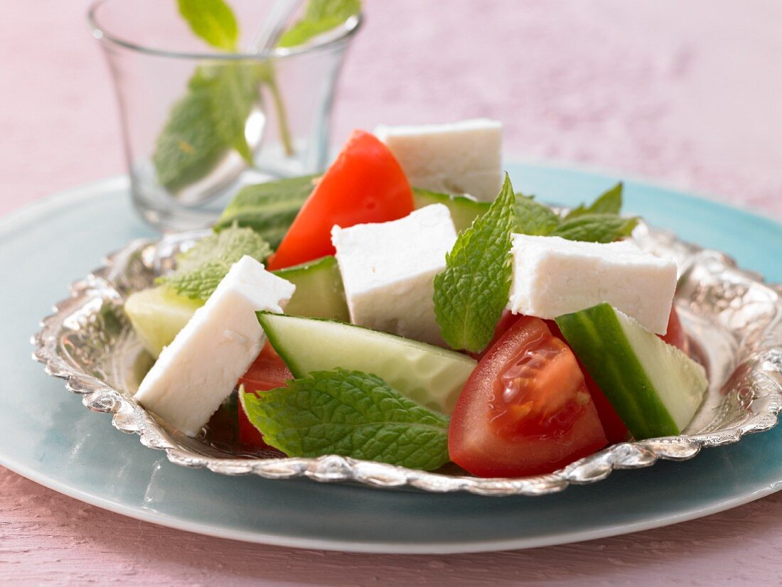 Türkischer Frühstücksteller mit Schafskäse und frischer Minze