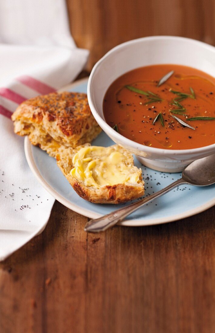 Vollkorn-Sodabrot mit Cheddar und Mohn, serviert mit Tomatensuppe