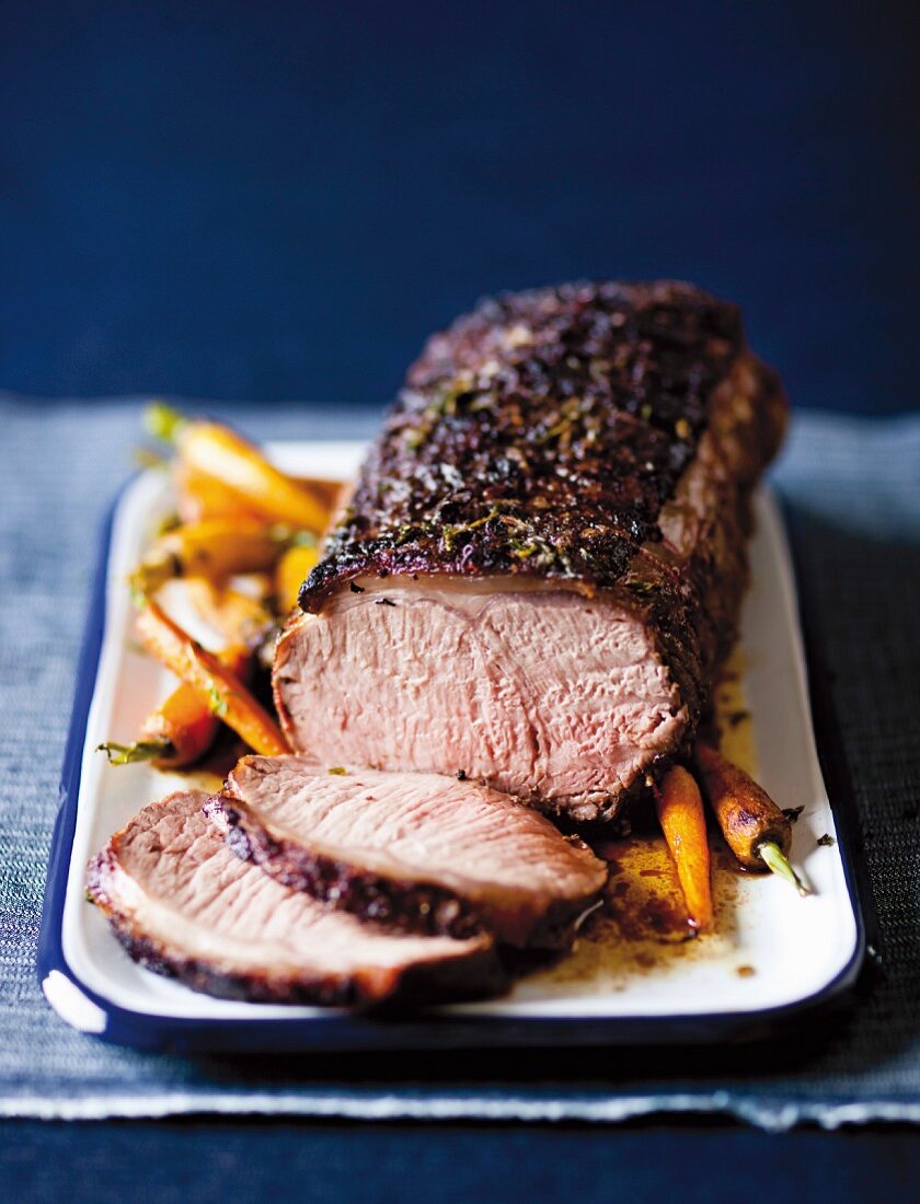 Rinderlendenbraten, angeschnitten, mit Möhren