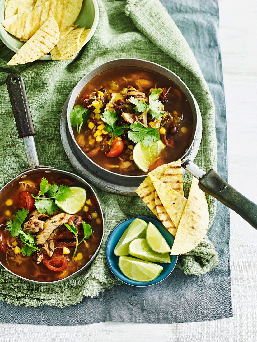 Schwarze Bohnensuppe mit Hähnchen und Chorizo (Mexiko)