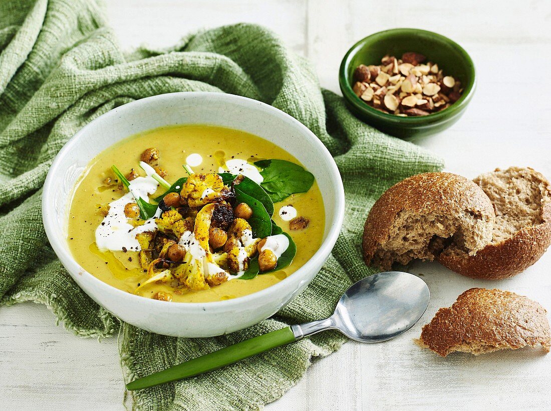 Currysuppe mit Blumenkohl und Kichererbsen