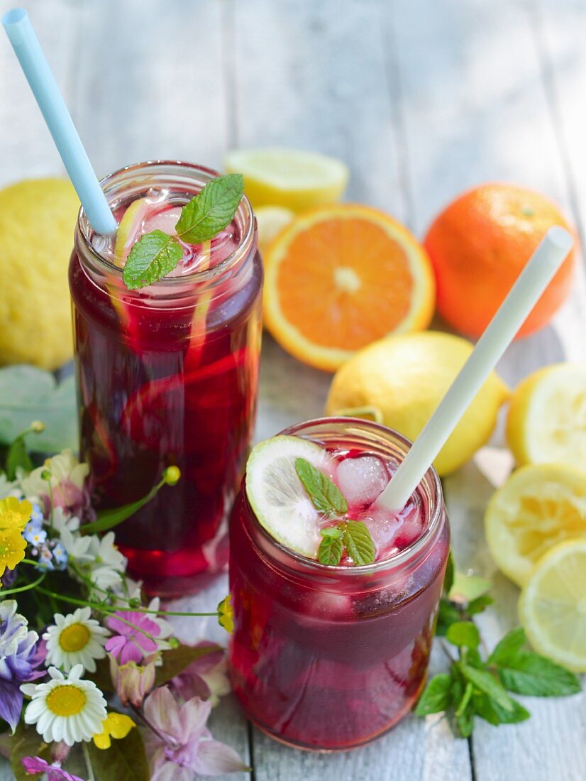 Fruity iced tea with slices of orange and lemon.