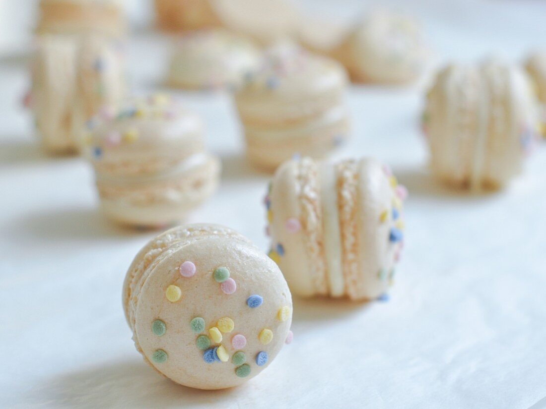 Macarons mit weisser Schokoladen-Zimt-Füllung und Zuckerkonfetti