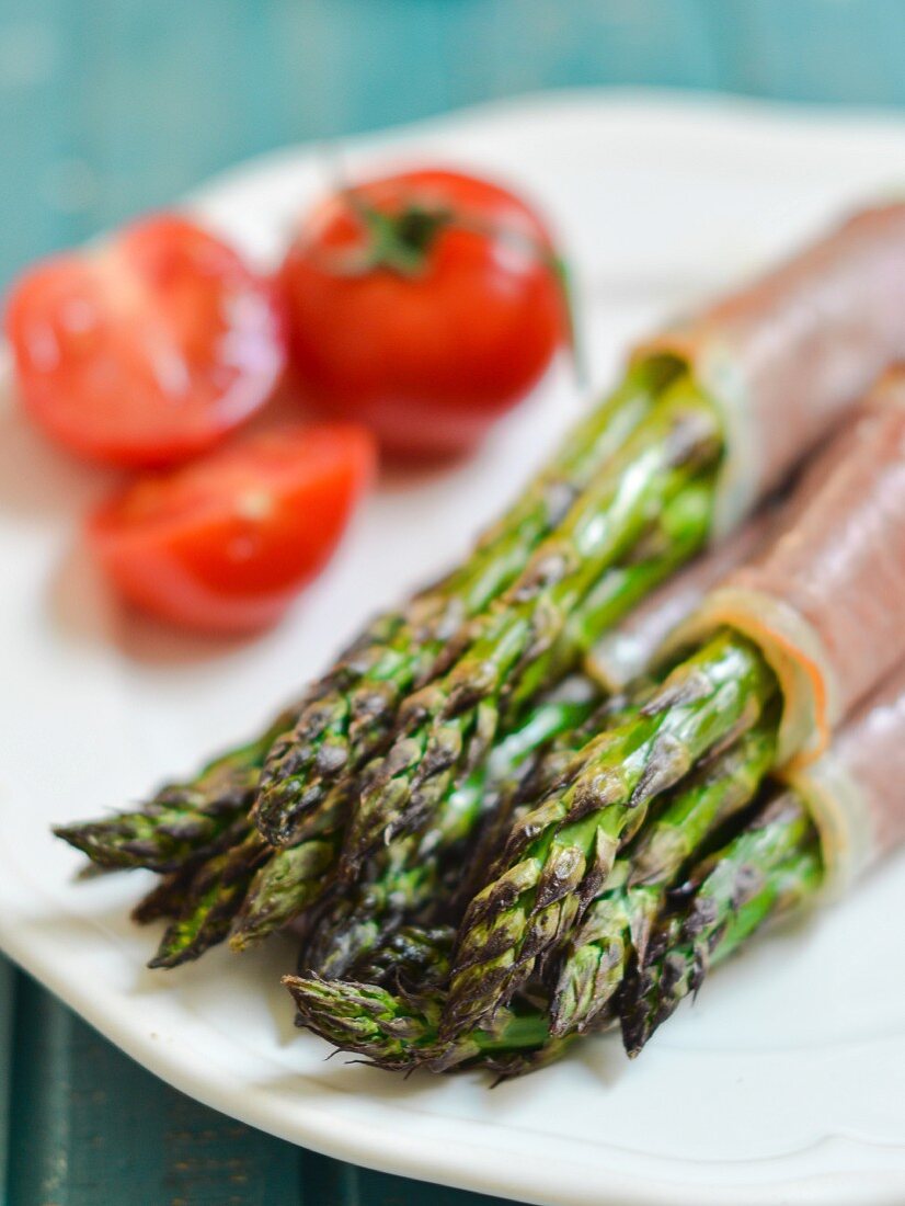 Baked asparagus wrapped in ham
