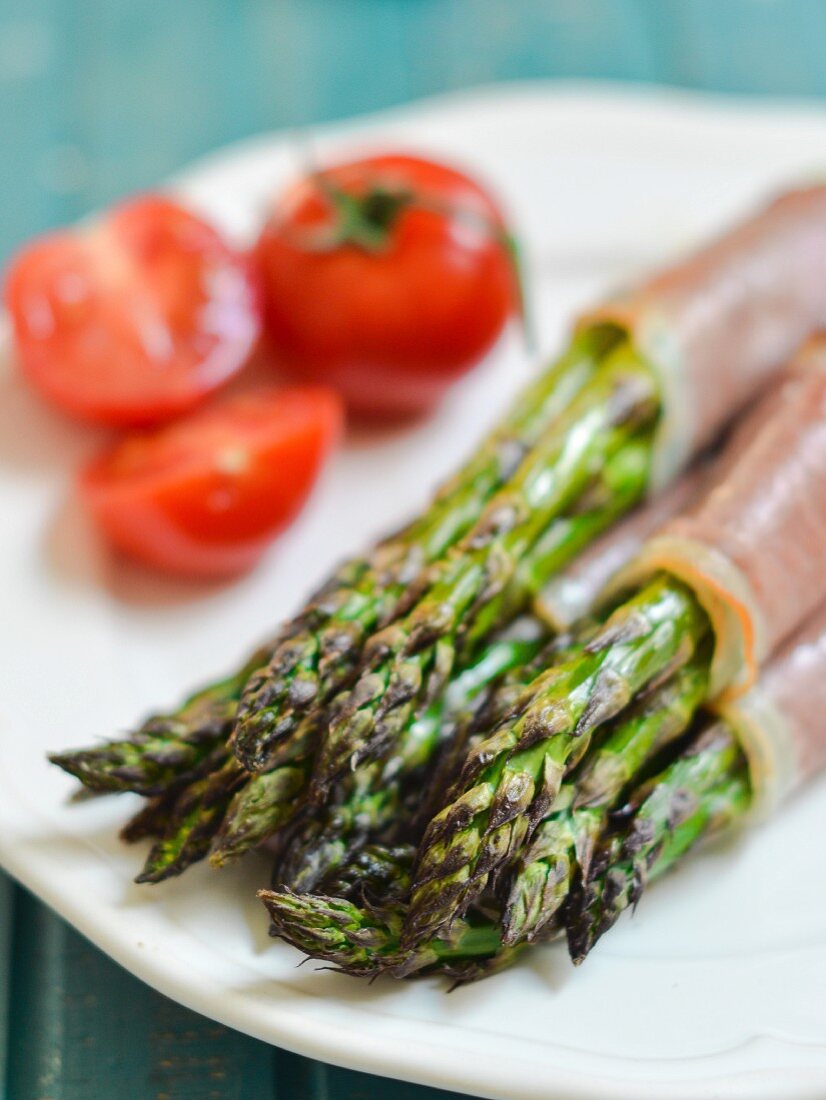 Gebackener Spargel im Schinkenmantel