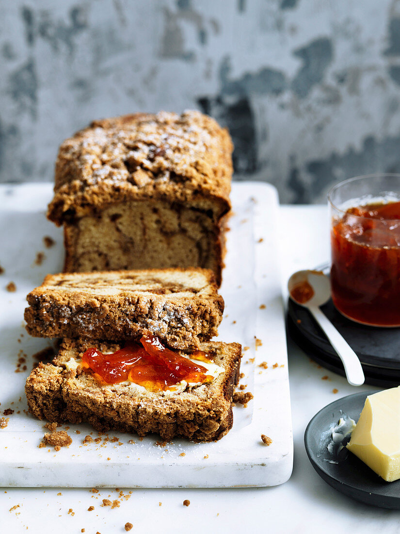 Marmor-Streuselkuchen und pink Grapefruitmarmelade