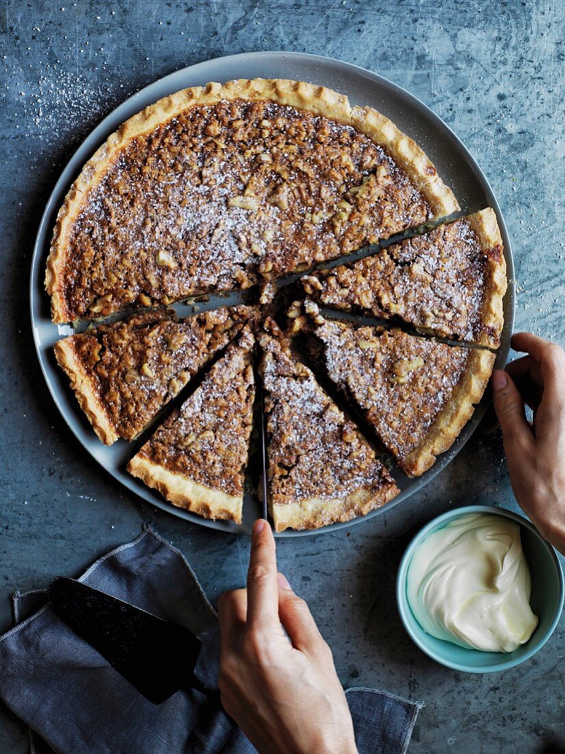 Walnusskuchen mit Whisky und Salzkaramell