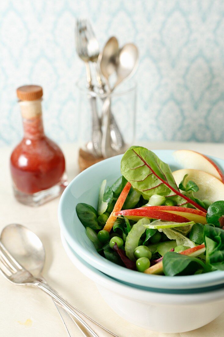 Gemischter Salat mit Apfelscheiben, Limette, Erbsen und Sellerie