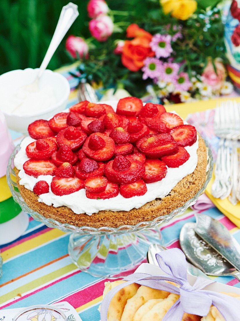 Strawberry cake with a hazelnut base