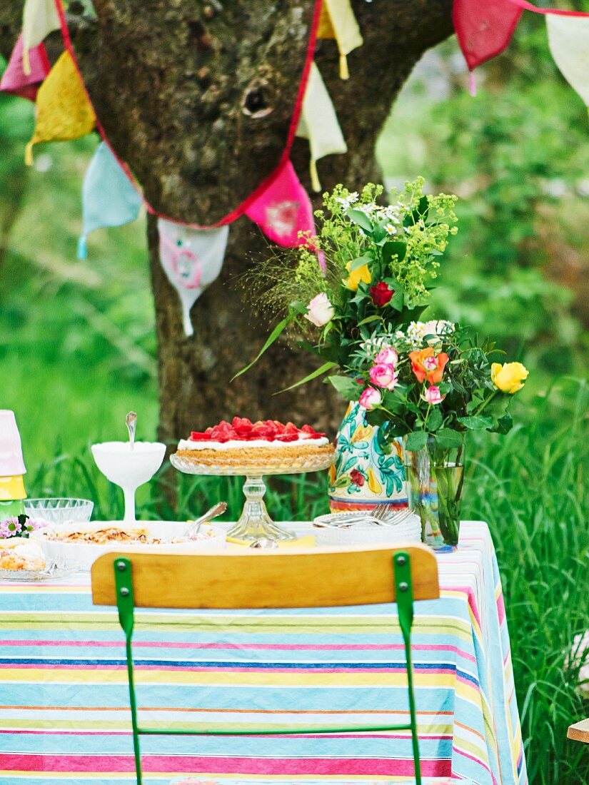 Verschiedene Obstkuchen auf Gartentisch