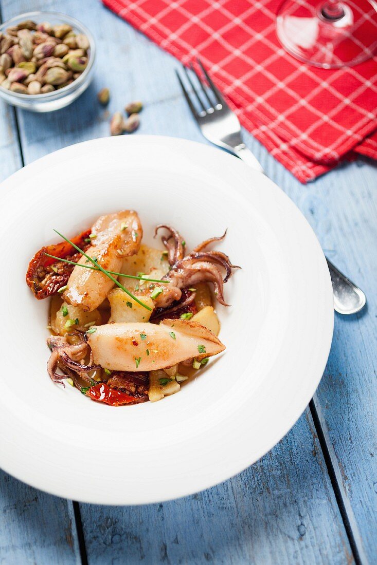 Squid with potatoes and dried tomatoes