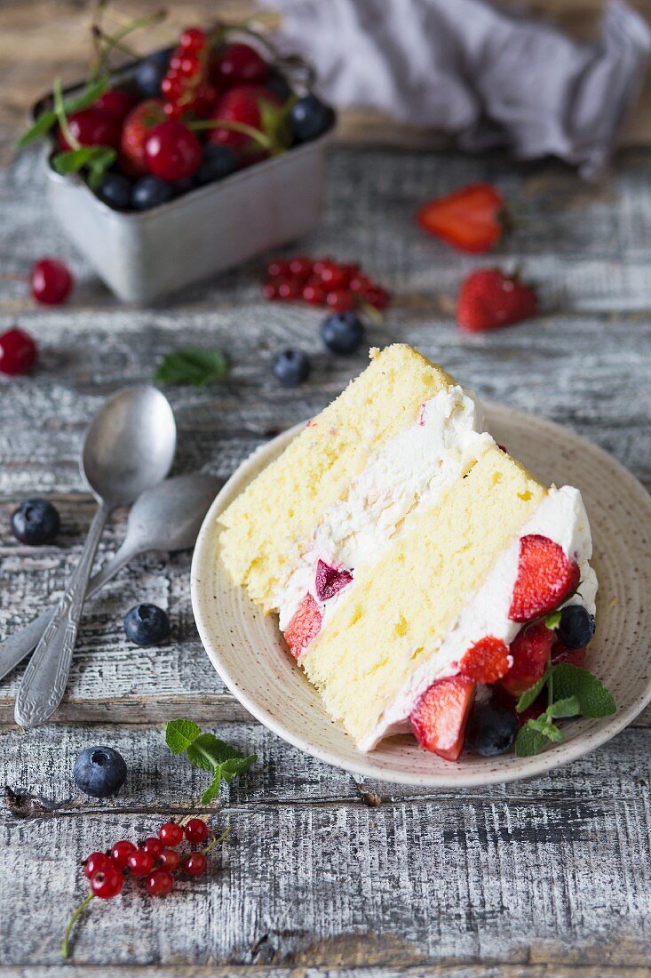 Sponge cake with mascarpone and vanilla cream and fresh berries