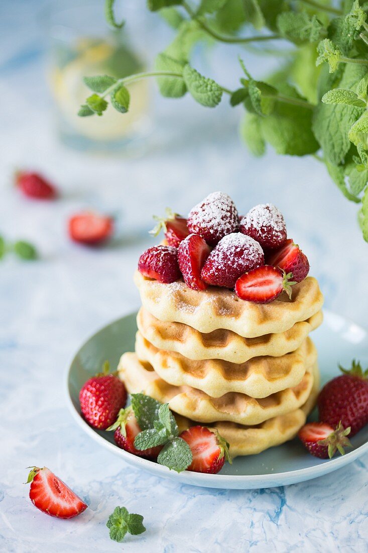 Frische Waffeln mit Erdbeeren und Puderzucker