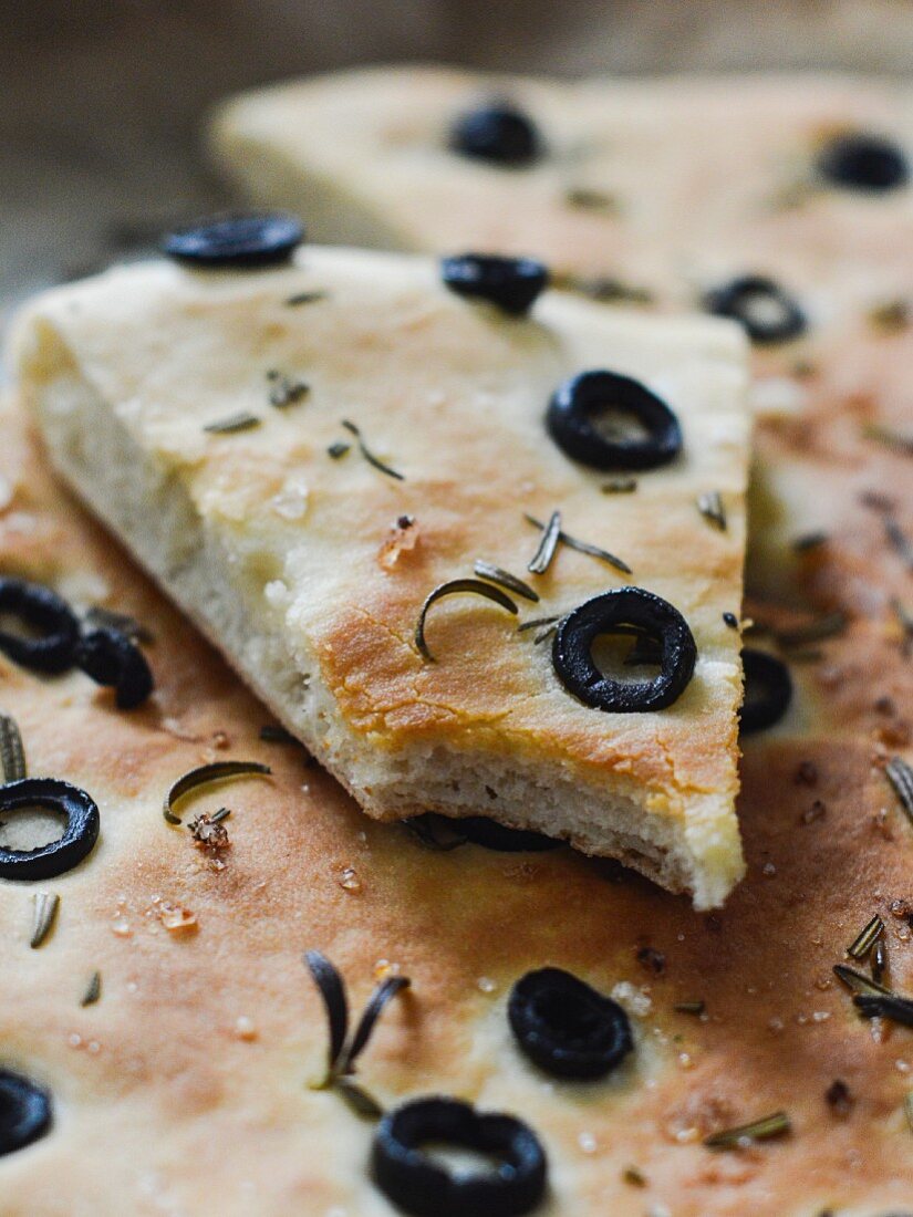 Focaccia mit schwarzen Oliven und Rosmarin (Close Up)