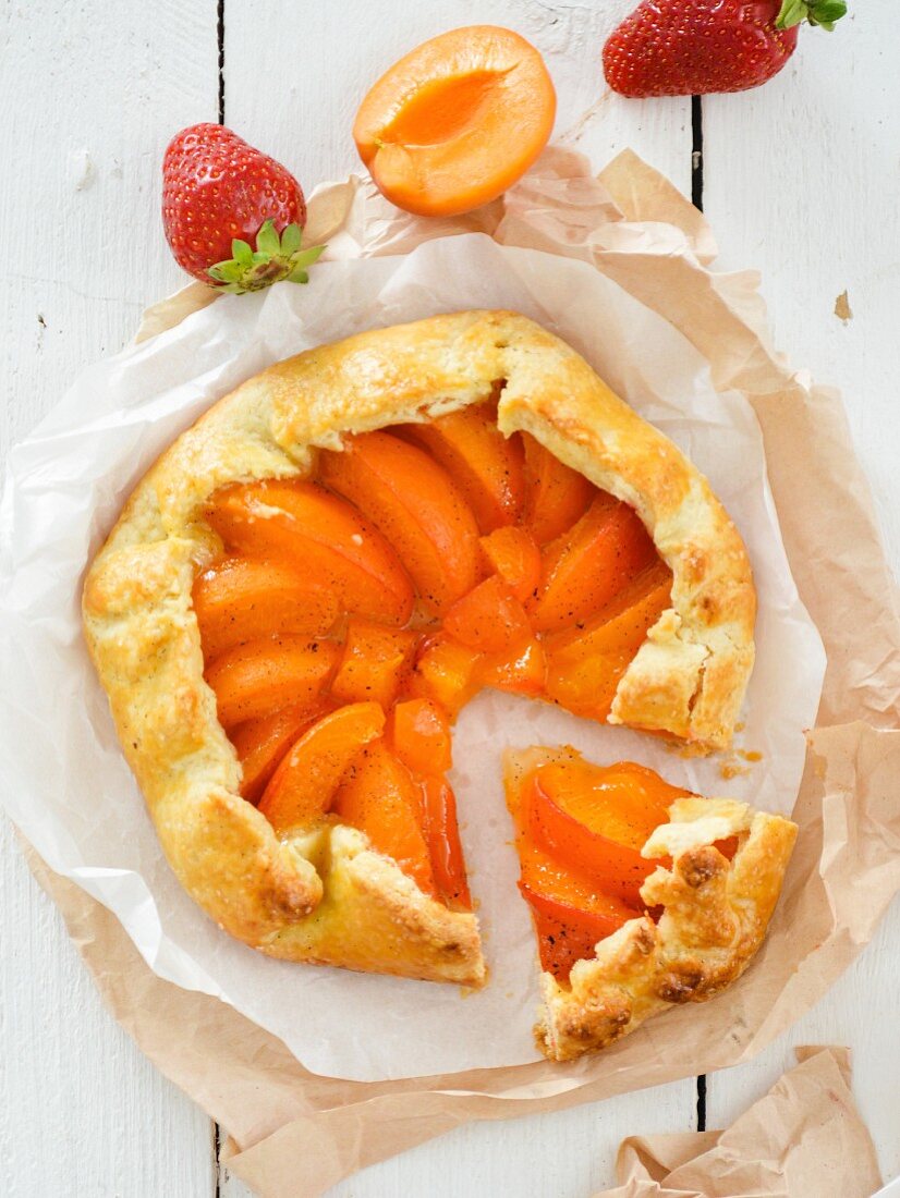 A sliced apricot & vanilla tart (seen from above)