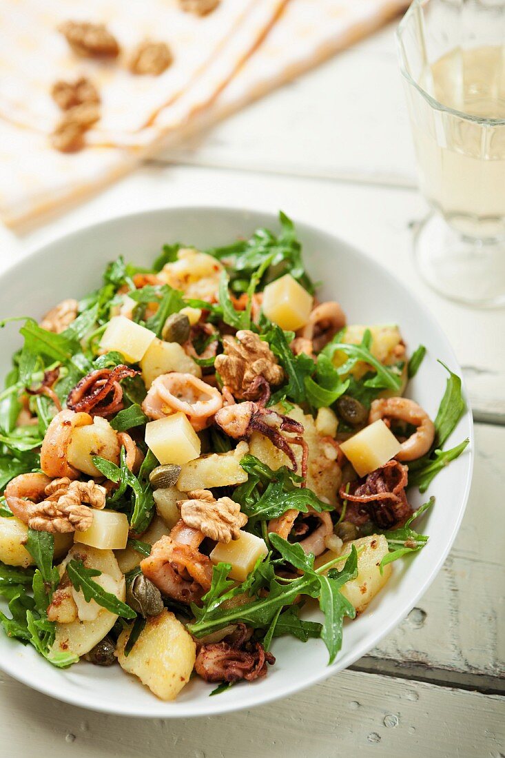 Tintenfischsalat mit Kartoffeln, Rucola und Walnüssen