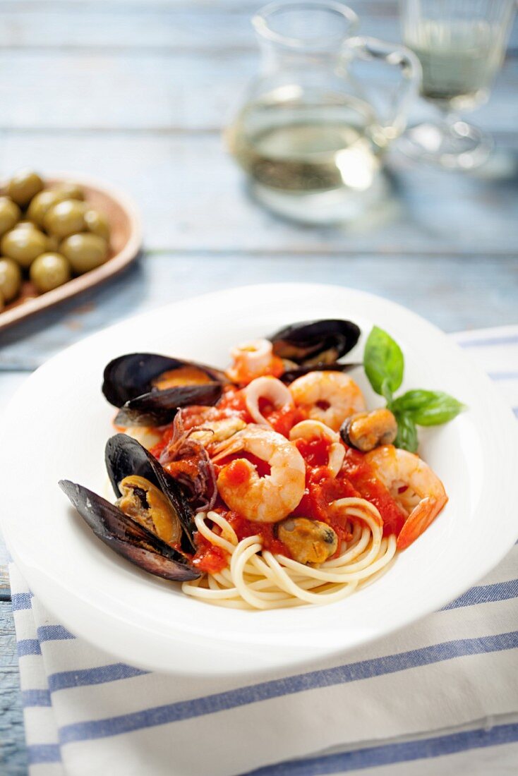 Spaghetti with seafood and tomatoes