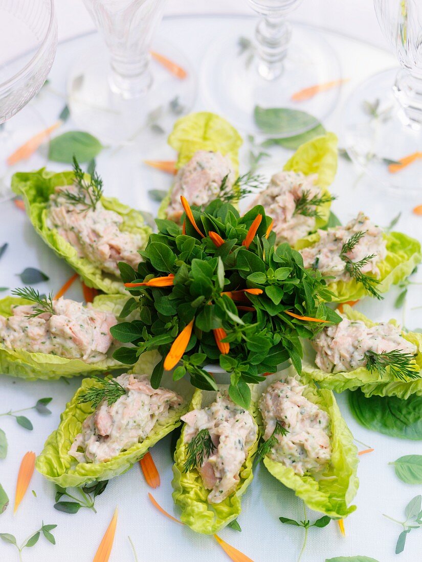 Lettuce leaves filled with salmon and mayonnaise