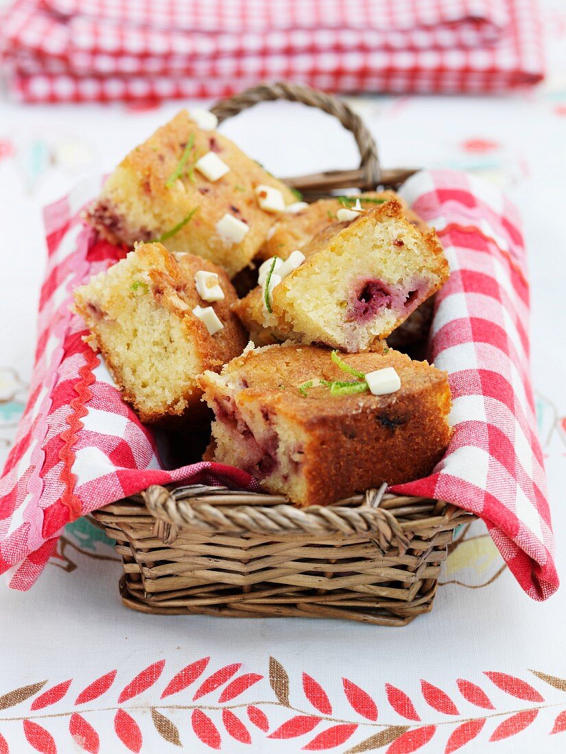 Weisser Schokoladen-Limetten-Kuchen mit Himbeeren