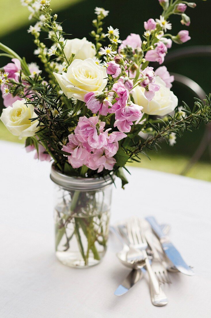 Sommerlicher Blumenstrauss als Deko für Gartentisch