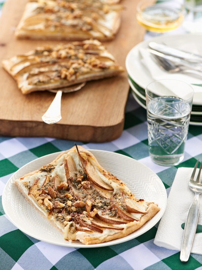 Pizza with pears and nuts