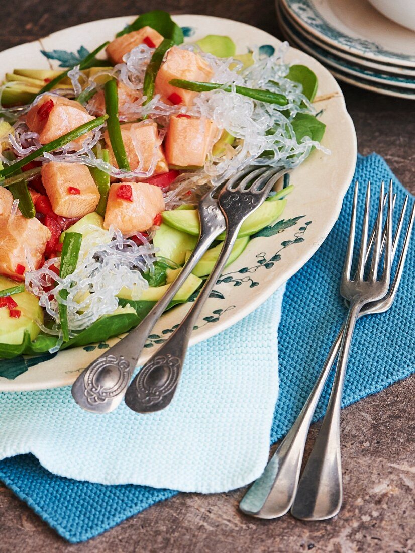 Glasnudelsalat mit Algen und mariniertem Lachs (Asien)