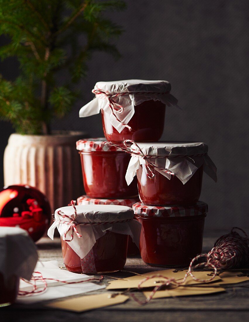 Selbstgemachtes Tomatenchutney in Gläsern