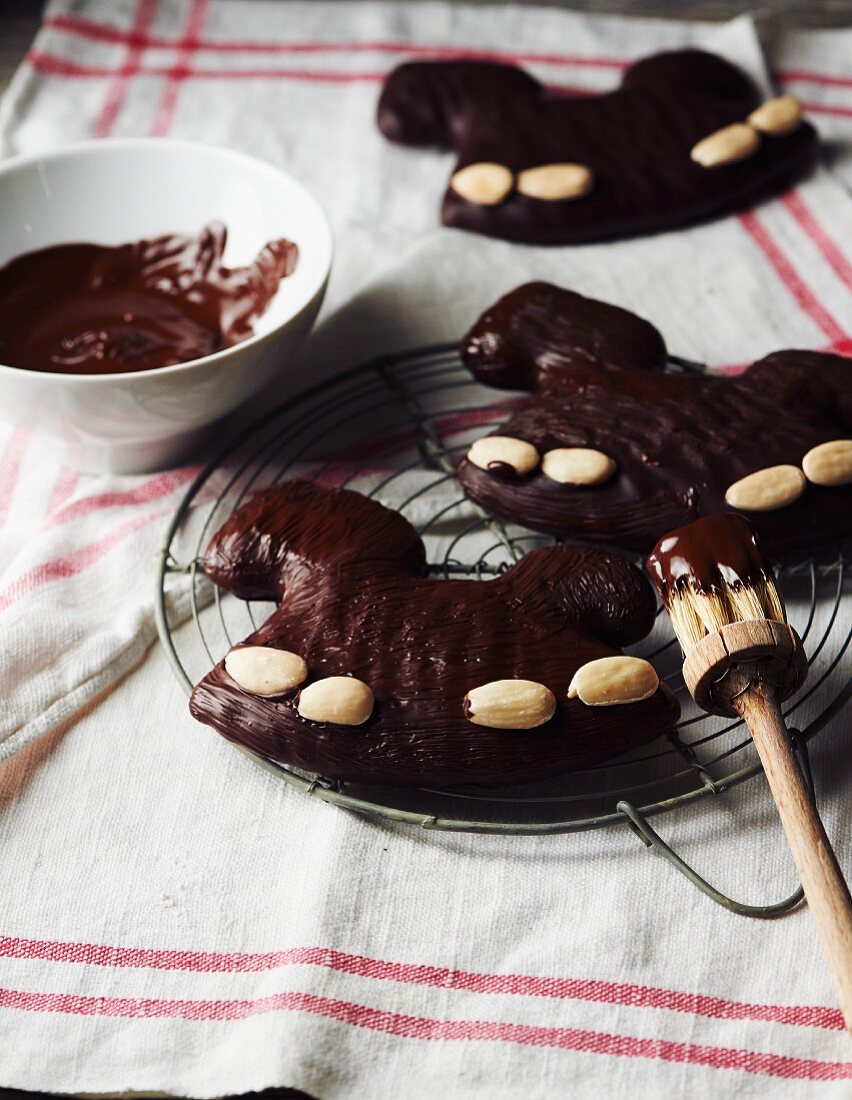 Lebkuchenpferde mit dunkler Schokoladenglasur und Mandeln