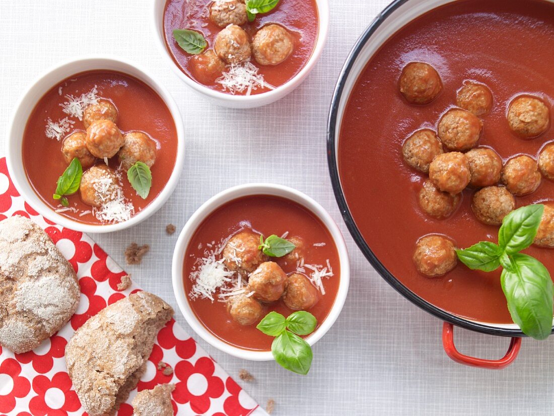 Tomatensuppe mit Hackbällchen