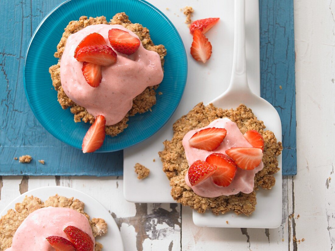 Oat biscuits with strawberry cream