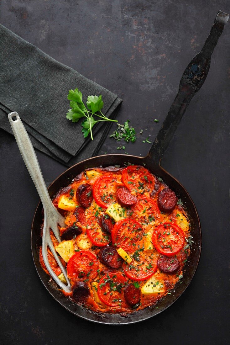 Tortilla mit Tomaten, Ananas und Chorizo (Aufsicht)