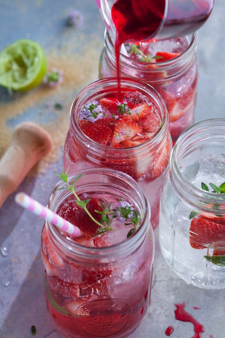Strawberry mojitos with thyme in glasses