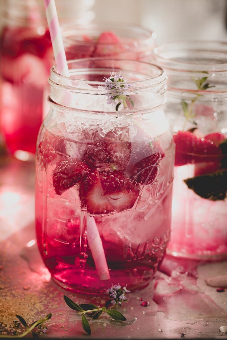 Erdbeer-Mojito mit Thymian in Gläsern