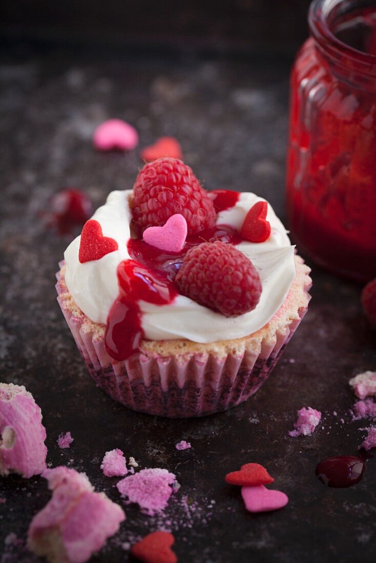 Cupcake mit Himbeeren zum Valentinstag