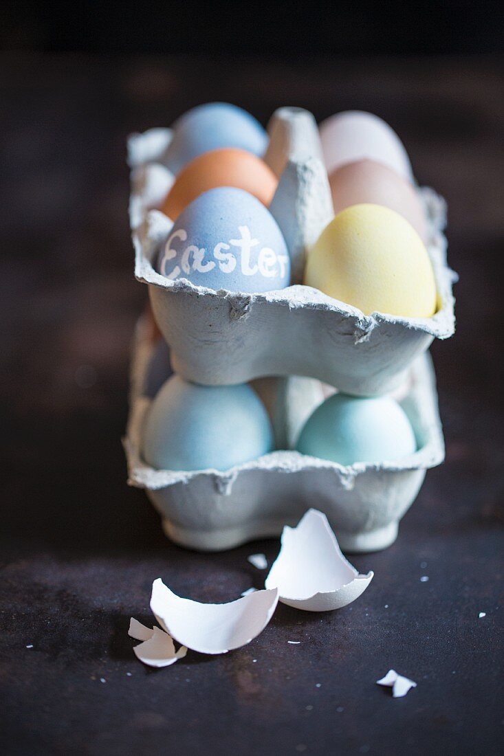 Gefärbte Eier im Eierkarton