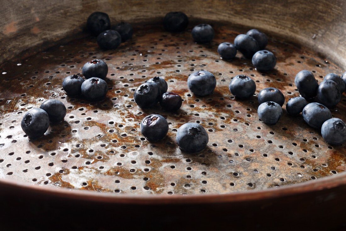 Frisch gewaschene Blaubeeren in Metallsieb