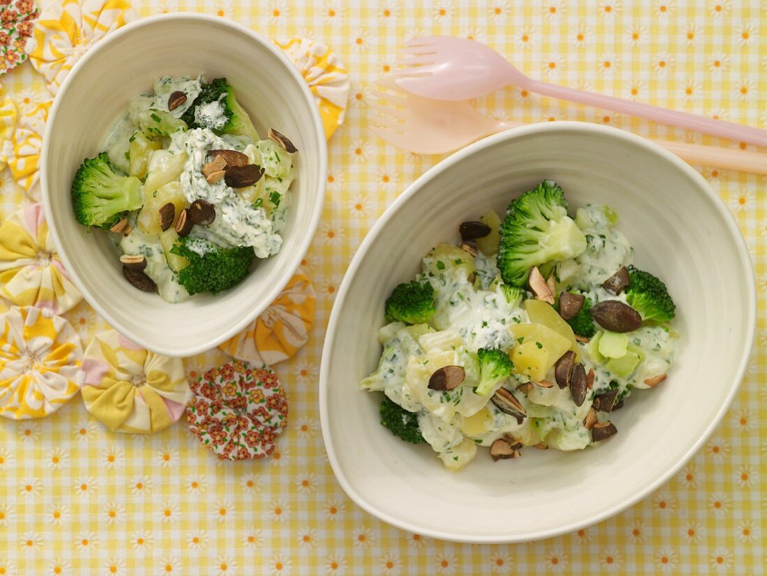 Rahmkartoffeln mit Brokkoli und Kürbiskernen