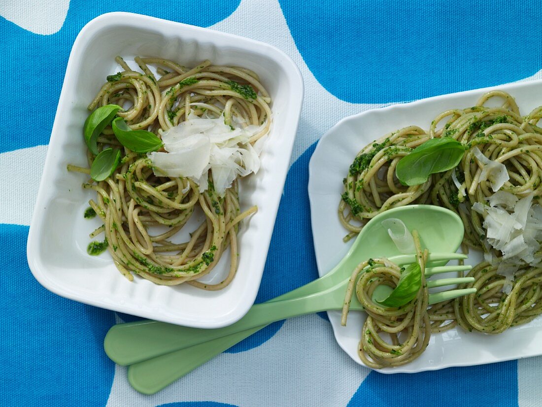 Spaghetti mit grünem Pesto