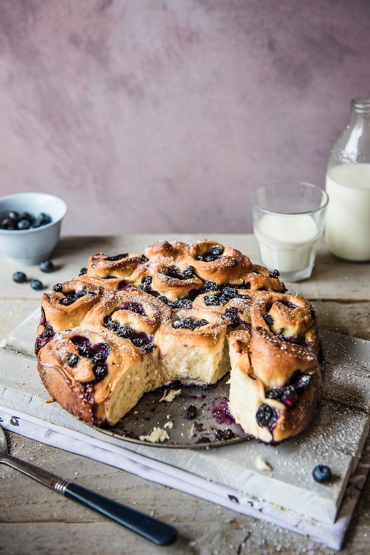 Rosenkuchen mit Blaubeeren, angeschnitten