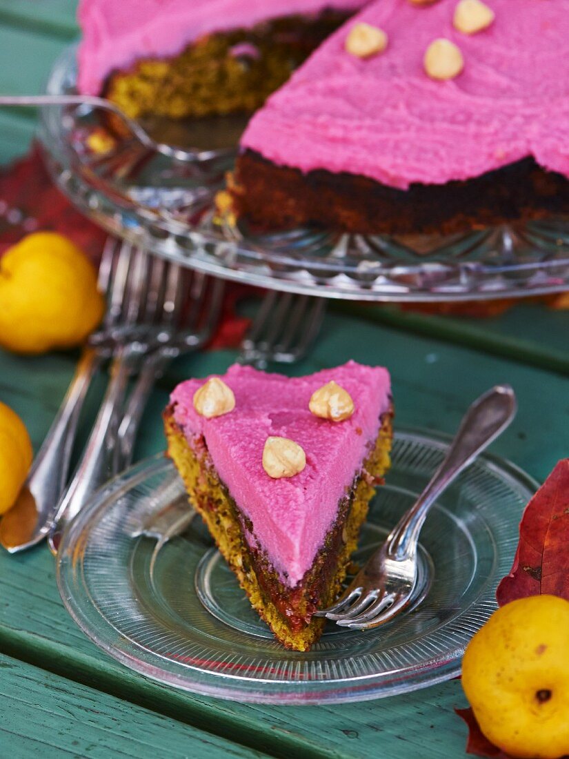 Rote-Bete-Kuchen mit Haselnüssen und pinkfarbener Frischkäsecreme