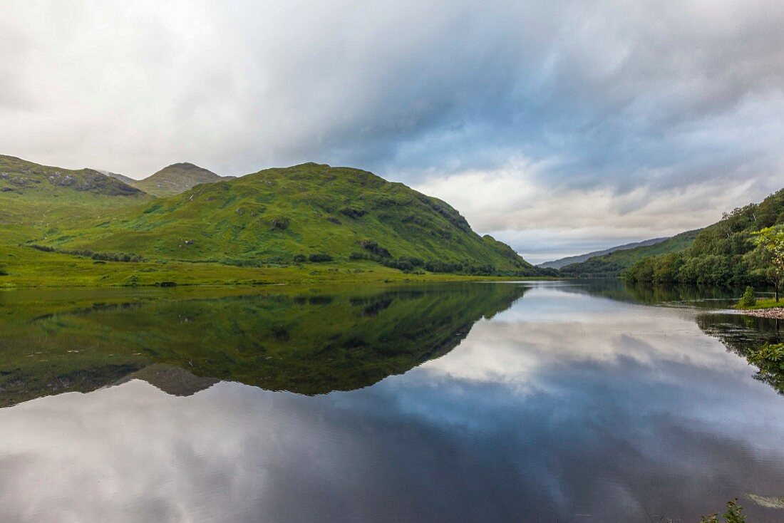 Hügellandschaft und See in Schottland