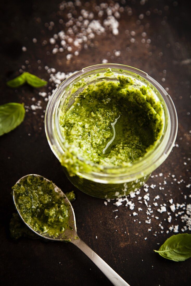 Veganes Basilikum-Walnuss-Pesto im Glas