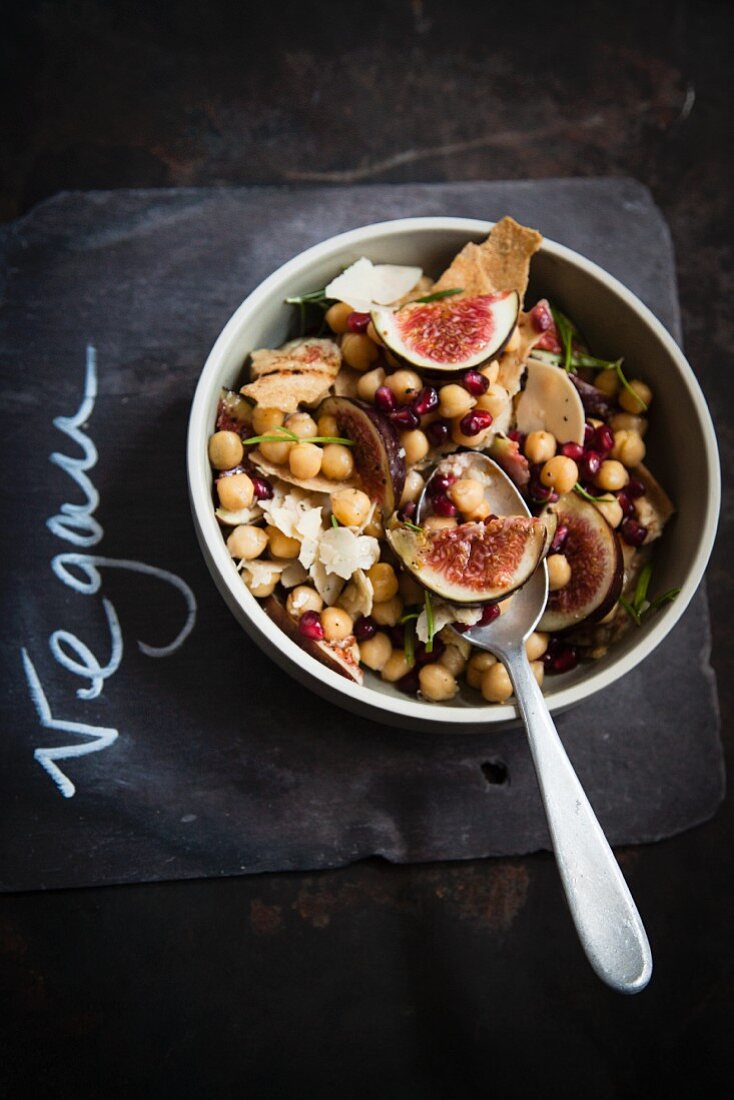 Vegan cheese salad with chickpeas, figs and pomegranate seeds