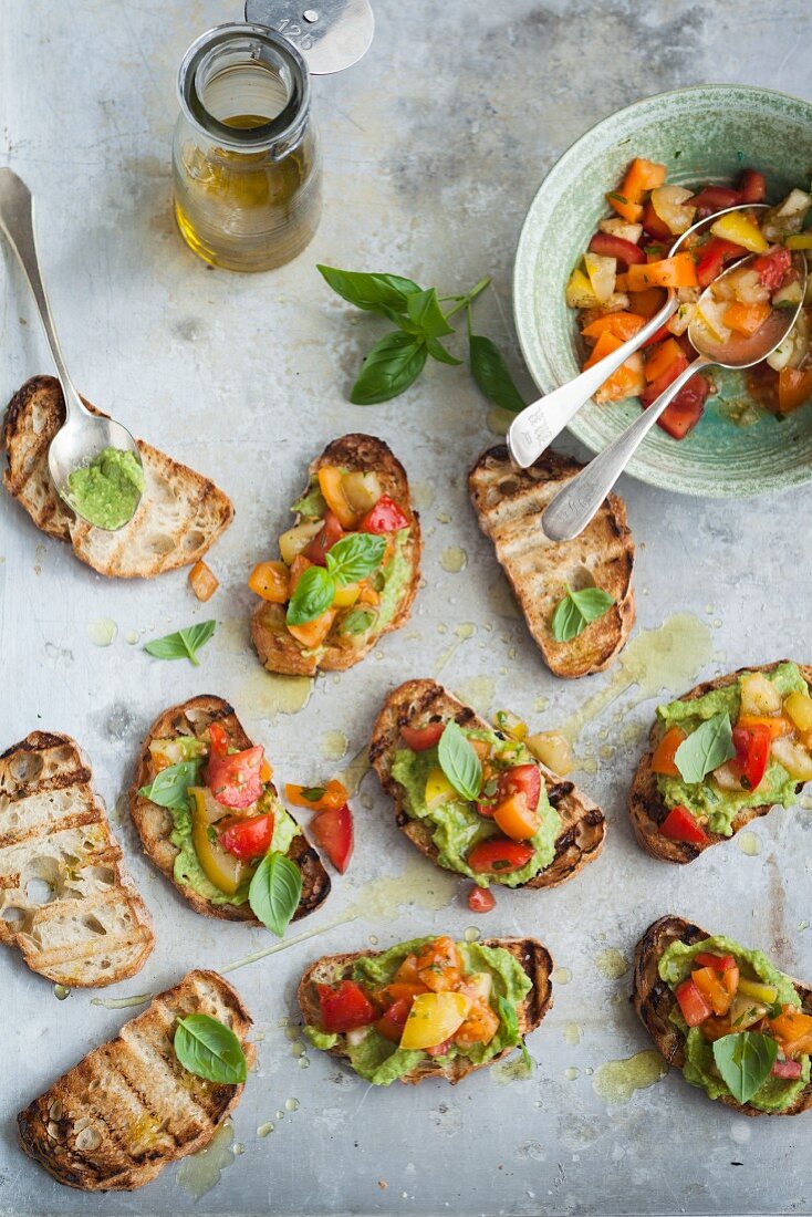 Bruschetta mit Avocado und bunten Tomaten